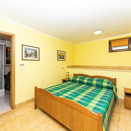 Apartment Amazing In Mastrinka With Kitchen Trogir