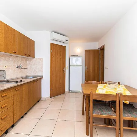 Amazing In Mastrinka With Kitchen Trogir