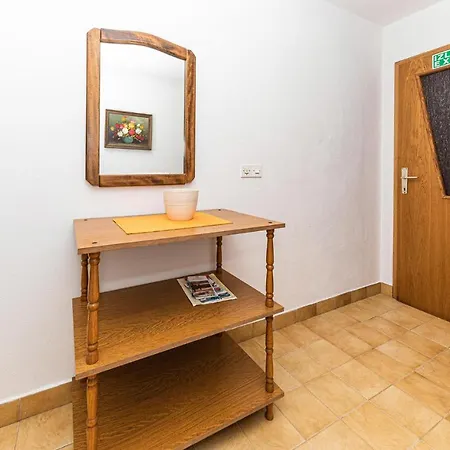 Amazing In Mastrinka With Kitchen Apartment Trogir